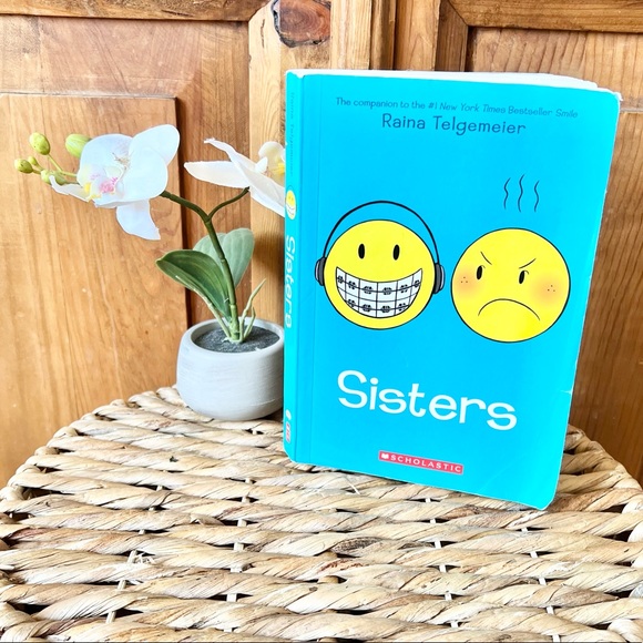 Tween Paperback Book Set Smile & Sisters By Raina Telgemeier - Picture 5 of 7